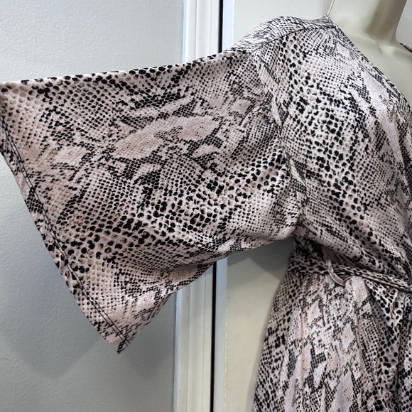 Secret Treasures Women’s Snake Print Kimono Style Robe with Belt M - Picture 3 of 10